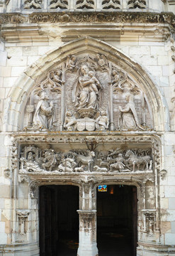 哥特式教堂的入口；在Amboise城堡