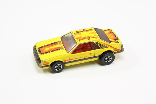 老式的玩具車被玩。
