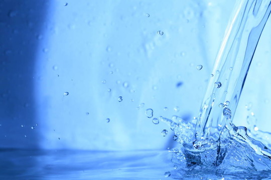水濺濕了