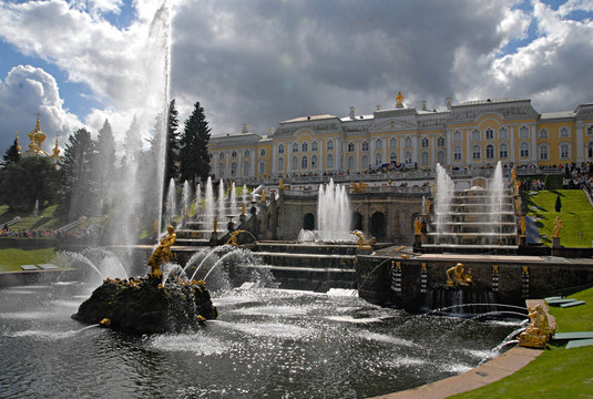 偉大的級(jí)聯(lián)噴泉在Peterhof；圣彼得堡；俄羅斯。