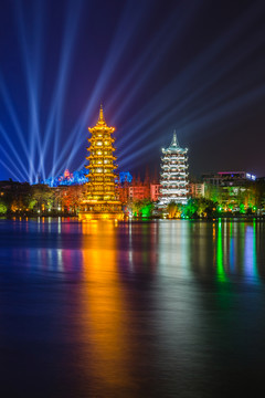 不同背景燈光的桂林日月雙塔夜景