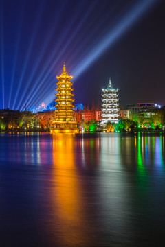 不同背景燈光的桂林日月雙塔夜