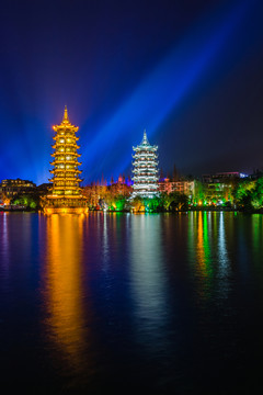 不同背景燈光的桂林日月雙塔夜