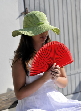 漂亮女孩在夏天擺姿勢