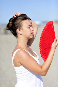 在海灘上放松的女人