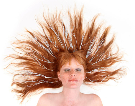 她躺在白色的頭發(fā)樹(shù)枝模型