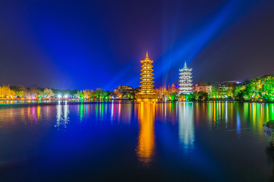 不同背景燈光的桂林日月雙塔夜