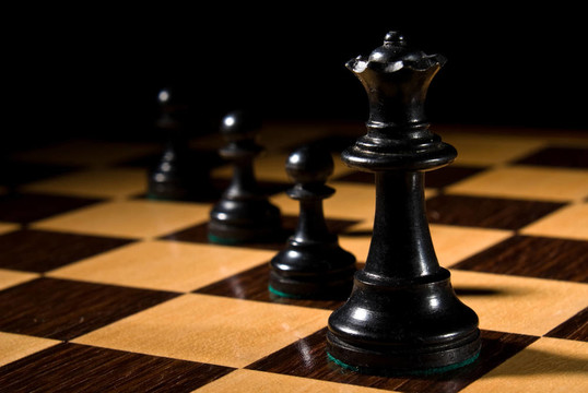 國際象棋棋子在棋盤上皇后導致