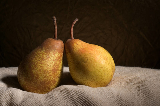 在平静的生活中的两个梨