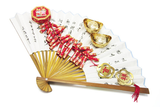 金錠；鞭炮和扇子