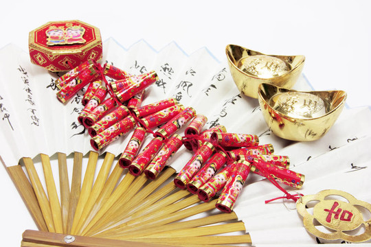元寶；鞭炮；中國扇子