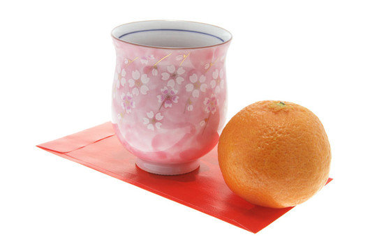 普通話；茶杯和紅色的包