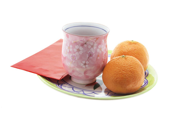 官吏；茶杯和紅色的包