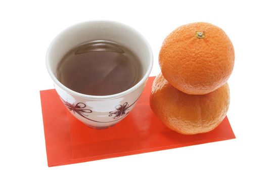 官吏；茶杯和紅色的包