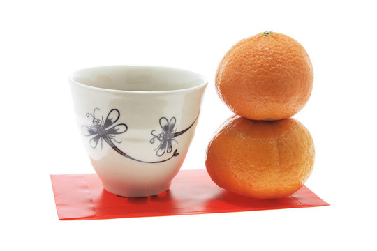 官吏；茶杯和紅色的包