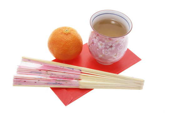 普通話；茶杯和紅色的包