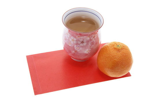 普通話；茶杯和紅色的包