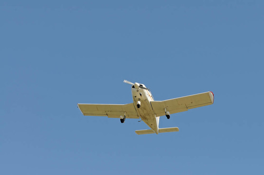 輕型飛機(jī)