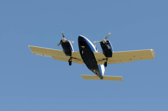 輕型飛機(jī)