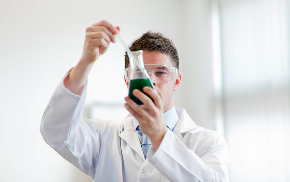 男性scientisit工作
