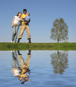 帶兒子的家庭立場。spring.water