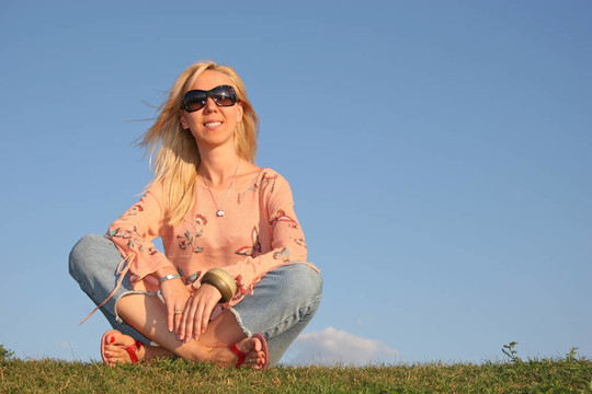 女人坐在草地sunglasse