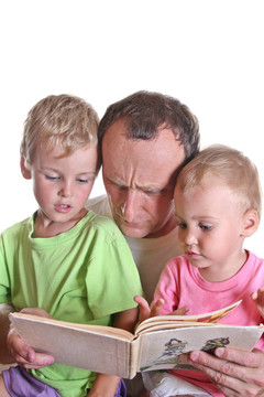 爺爺與孩子讀書