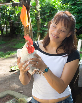 抱著公雞的女人