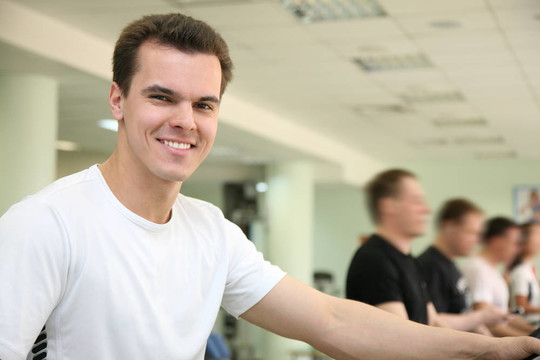 人在運動自行車HealthClub