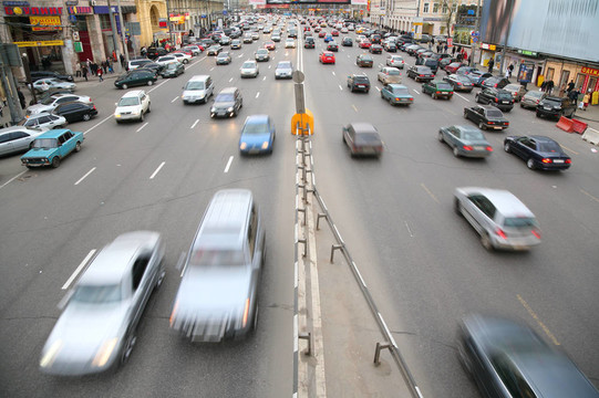 莫斯科路上的許多車