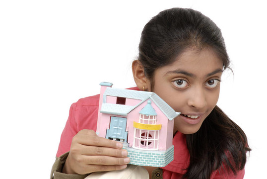 女孩拿著房子