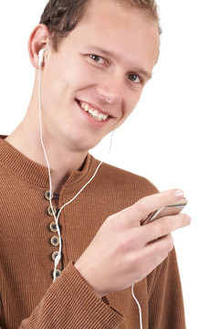 年輕白人男子聽(tīng)音樂(lè)