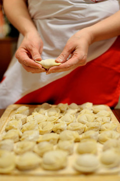 女人使俄羅斯餃子（Pelmeni）