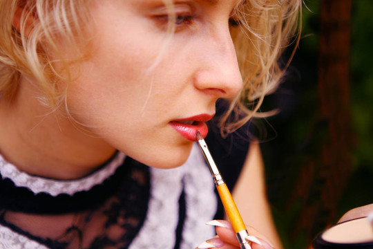 美麗性感的女人穿上閃亮的口紅