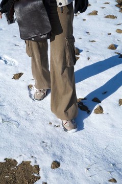 走在雪中
