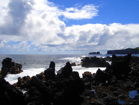 巖石的海岸線沿哈納之路；毛伊島；夏威夷