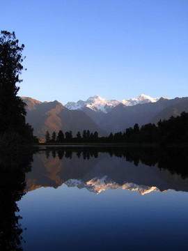 在湖洋行反映庫克山和塔斯曼山；新西蘭