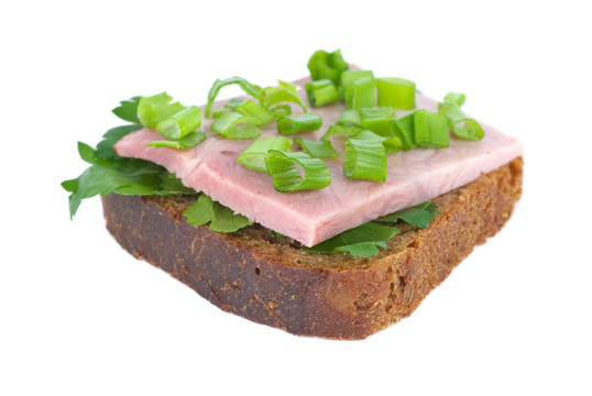 火腿三明治配黑麥面包，香菜和洋蔥
