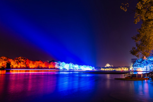 不同背景燈光下象山公園漓江夜景