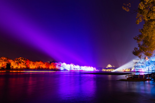 不同背景燈光下象山公園漓江夜景