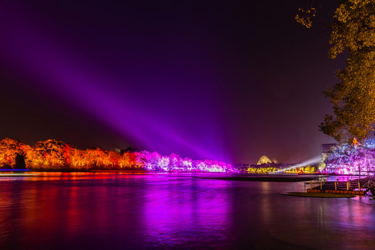 不同背景燈光下象山公園漓江夜景