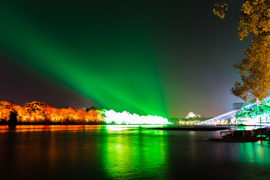 不同背景燈光下象山公園漓江夜景