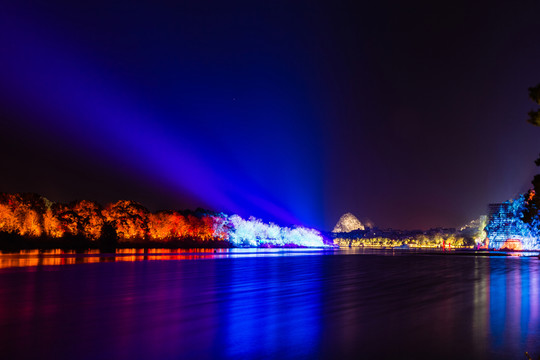 不同背景燈光下象山公園漓江夜景