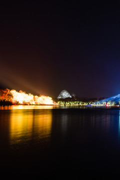 不同背景燈光下象山公園漓江夜景