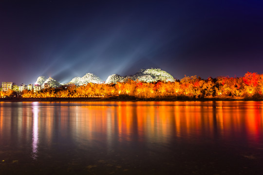 不同背景燈光下象山公園漓江夜景