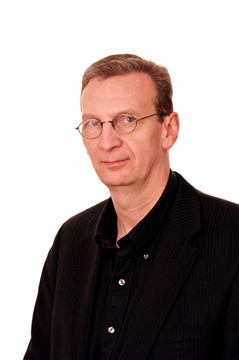 老人在白色上微微微笑的肖像