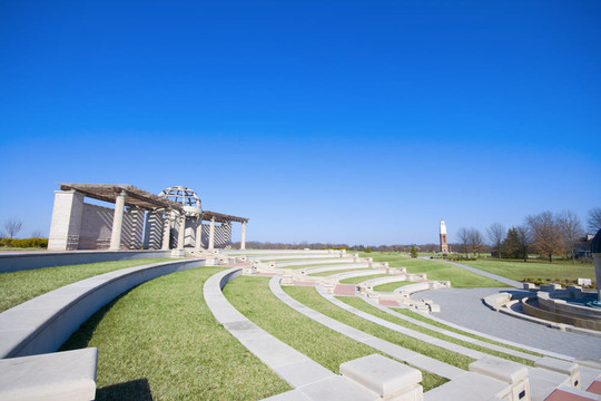 在公園露天劇場(chǎng)
