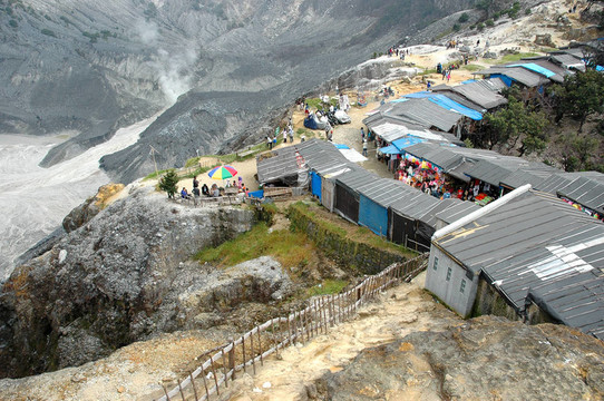 覆舟火山的火山口