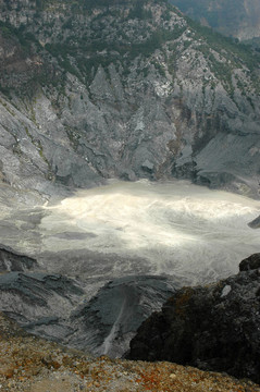 覆舟火山的火山口