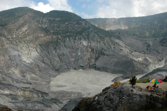 覆舟火山的火山口